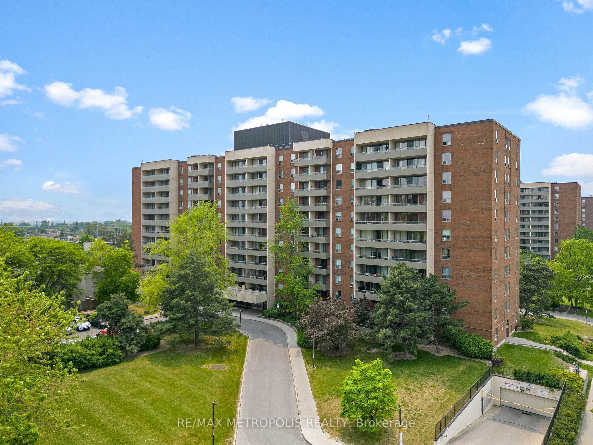 I have sold a property at 404 9 Four Winds DR in Toronto
